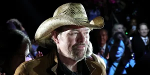 Toby Keith Battled Stomach Cancer: Doctors Warn Symptoms Can Be Easily Overlooked-2