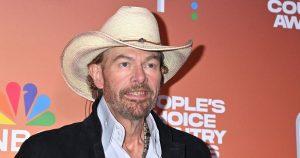 Toby Keith Battled Stomach Cancer: Doctors Warn Symptoms Can Be Easily Overlooked-1